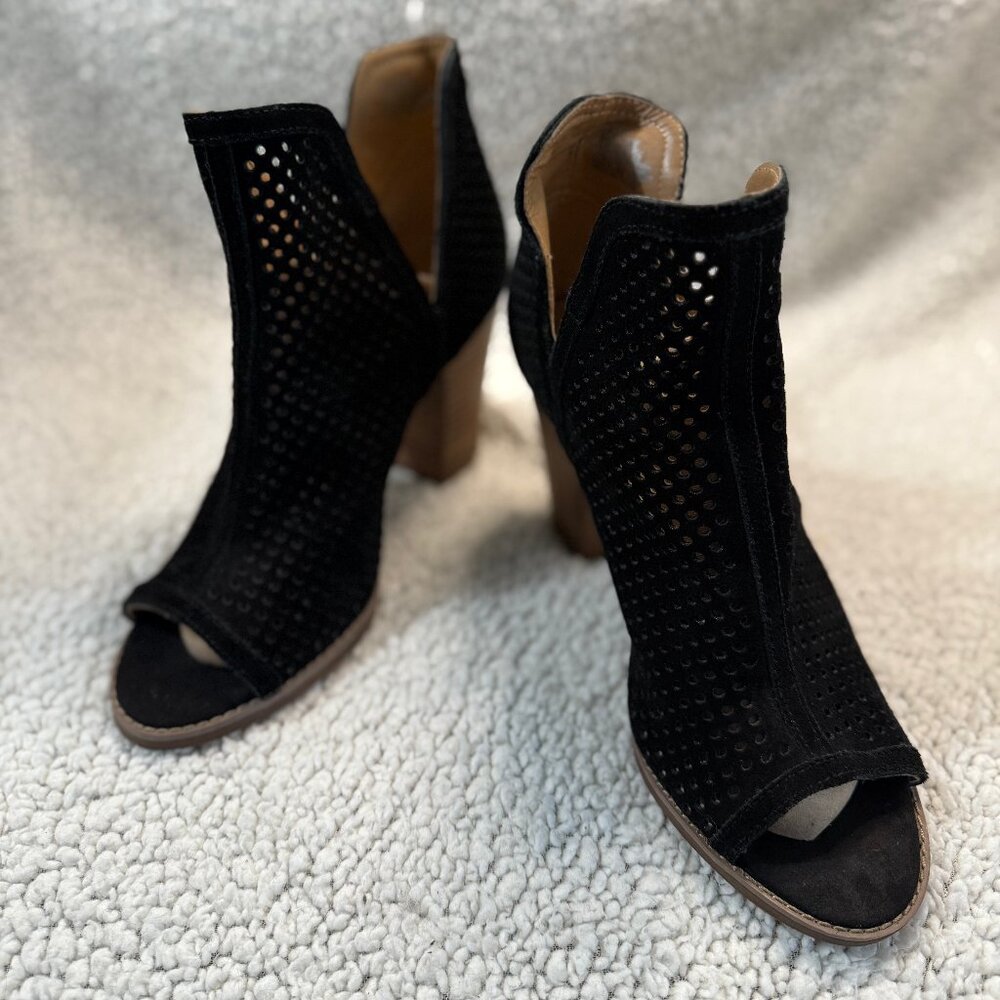 Lucky Brand Larise Black Perforated Suede Booties 9.5M
